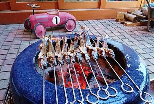 土間　イワナを焼きました。　