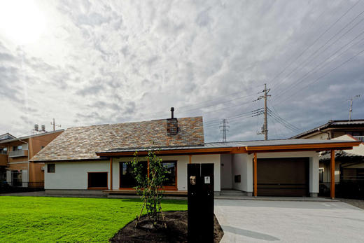 住宅作品集に「石屋根の家」の竣工画像を掲載しました。